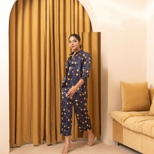 Ensemble de pyjama décontracté à imprimé floral, coupe ample, manches trois quarts, bleu marine avec fleurs jaunes, tissu tissé respirant, toutes saisons - Product Image 1