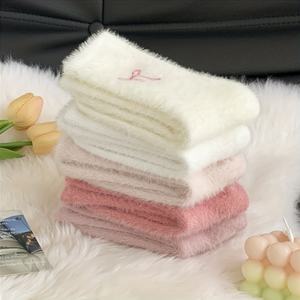 Kalın, Sıcak, Yumuşak, Pembe Peluş Polar Astarlı, Orta Boy, Kadınlar İçin Kalp Şeklinde Fiyonk Detaylı Tüylü Çoraplar - Product Image 3