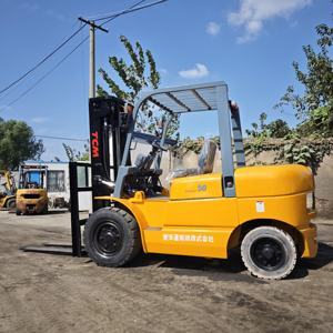 Chariot élévateur diesel TCM 3T d'occasion avec moteur Mitsubishi, transmission 4x4, bon état, prix avantageux, utilisation en entrepôt - Product Image 3