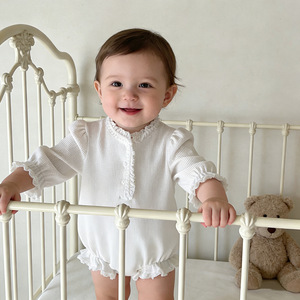 Tutina Elegante per Neonata con Colletto in Pizzo e Tre Bottoni in Cotone per Primavera, Estate e Autunno - Product Image 1