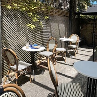Ensemble table et chaises en aluminium de style français moderne pour la restauration en plein air dans les cafés, salons de thé et pâtisseries
