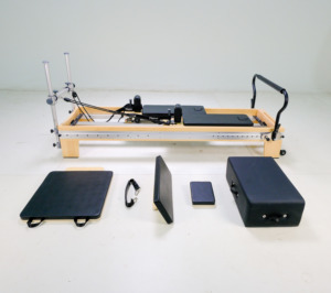 Reformer en bois massif avec kit d'accessoires complet, certifié CE, lit d'entraînement pour le yoga commercial - Product Image 1