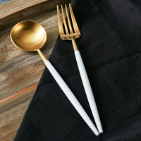 Vaisselle de table de luxe en acier inoxydable doré pour mariage d'hôtel cuillère en or faite à la main couteau à fruits fourchette ensemble de couverts