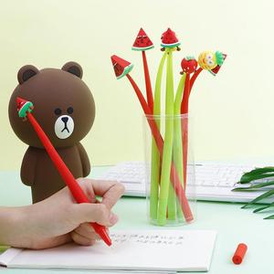 Bolígrafo neutro negro de 0,5mm personalizado con forma de fruta 3D Tinta de gel de goma de dibujos animados Kawaii Color de tinta azul - Product Image 2