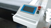 Geautomatiseerde textiel snijmachine met draaibare tafel, vibrerende mes en rondmes voor polyester en katoenvezels.