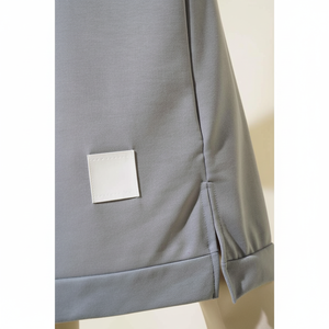 Túnica larga gris con detalle de emblema Ropa de gimnasia - Product Image 1