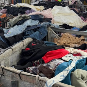 Vêtements d'occasion pour femmes à prix abordable : Mélange de matières, hauts et pantalons de seconde main pour dames, en vente - Product Image 1