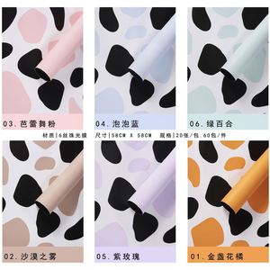 Papier d'emballage élégant imprimé vache, motif floral, 58*58cm, film plastique imperméable pour fleuriste - Product Image 3