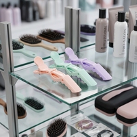 Vente en gros de pinces à cheveux en plastique multicolores antidérapantes durables et réutilisables pour salon professionnel, avec poignée ergonomique incurvée, personnalisables