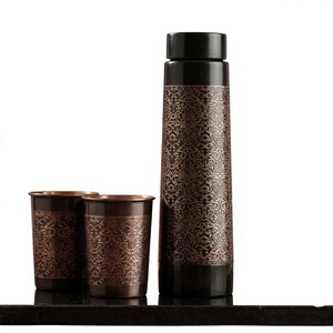 Ensemble de bouteilles d'eau en cuivre avec 2 verres |   Ensemble cadeau de bouteilles en cuivre design |   Ensemble de bouteilles en cuivre imprimées |   Ensemble de vaisselle en cuivre - Product Image 4