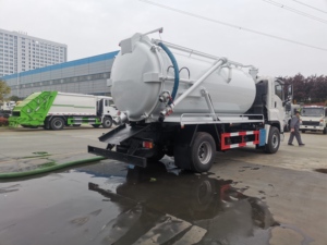ISUZU 4x2 12000 litri 12 tonnellate di aspirazione delle acque reflue camion Diesel con cisterna settica per servizi di igiene manuale - Product Image 3