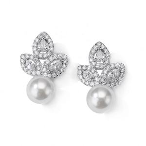 ต่างหูแฟชั่นผู้หญิง ดีไซน์น่ารัก ประดับเพชรซิร์คอนและมุก รูปทรงผีเสื้อ ประณีต ชุบโรเดียม บนตัวเรือนทำจากโลหะผสมทองแดง - Product Image 3