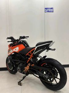 <span class=keywords><strong>KTM</strong></span> DukeI 250 - <span class=keywords><strong>Moto</strong></span> à essence d'occasion à deux roues - <span class=keywords><strong>Moto</strong></span> de rue - Finition d'origine - Garantie de qualité - Product Image 5