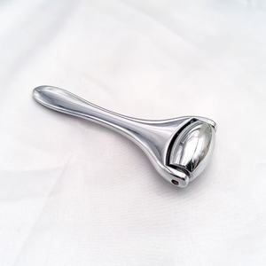 Rouleau de massage facial portable pour le soin de la peau, rouleau facial rafraîchissant pour aider à réduire les gonflements, à raffermir et à soulager la fatigue - Product Image 2