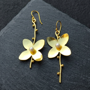 Elegantes Pendientes de Flor Chapados en Oro de 18K, Joyería de Moda Hecha a Mano para Mujer con Perla y Latón para Fiestas y Bodas - Product Image 2