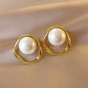 Eleganti Orecchini a Perno con Perle Finte Geometriche, Stile Francese, Gioielli da Donna alla Moda per Uso Quotidiano, Regalo Chic - Product Image 1