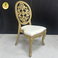 Chaise Louis moderne empilable pour événements commerciaux et mariages, avec dossier en résine à motif floral incurvé, démontable, coussin amovible, pour extérieur