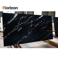 Dalle de pierre de quartz Calacatta noir Surface de quartz polie durable non poreuse résistante aux taches pour dosseret d'escalier de comptoir