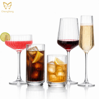 Ensemble de verrerie élégante en verre cannelé vintage : Gobelets à vin à nervures verticales, verres highball, verres à whisky et flûtes à champagne pour bar et fêtes