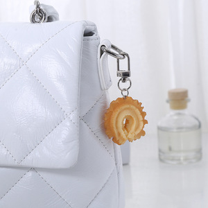 Llavero de resina simulada con forma de galleta, mini pretzel, bizcocho de mantequilla, adorno para mochila con diseño de postre lindo - Product Image 2