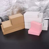 Boîte d'expédition en carton ondulé personnalisée avec logo en relief, motif fleur rose, matériaux recyclés, pelliculage UV mat, pour cosmétiques