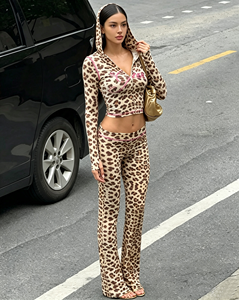 <span class=keywords><strong>Set</strong></span> Due Pezzi da Donna con Stampa Leopardata, Top Corto e Pantaloni a Zampa, Stile Y2K, Casual, Streetwear, Moda Lounge - Product Image 3