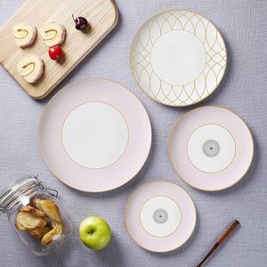 Assiette à dîner en porcelaine fine minimaliste moderne, vaisselle à bord doré, ensemble de quatre pièces rose, décoration et arrangement de banquet de mariage - Product Image 2