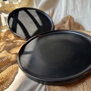 Plato de Cerámica Hecho a Mano con Diseño Tribal, Resistente, con Acabado Brillante, Apto para Microondas, Elegante Plato para Servir Comida en Hoteles - Product Image 1