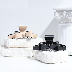 Pince à cheveux en forme de nœud en acétate bicolore noir et beige, pince crabe pour femme, accessoire de coiffure à usage quotidien, style adhérent - Product Image 1