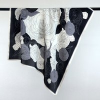 Écharpe 100% Soie de Mûrier Imprimé Camélia Noir et Blanc Étiquette Personnalisée OEM ODM Faible MOQ Livraison Rapide Échantillon Gratuit