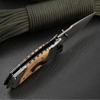 Couteau de poche tactique de chasse portable en acier inoxydable avec manche en bois d'olivier gravé, lame dentelée, pointe tombante, pliable, gris titane