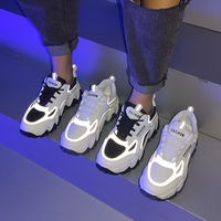 Nouvelles baskets compensées blanches pour femme 2026, avec empeigne en maille respirante, contraste blanc-gris, semelle antidérapante à crampons, chaussures décontractées d'automne