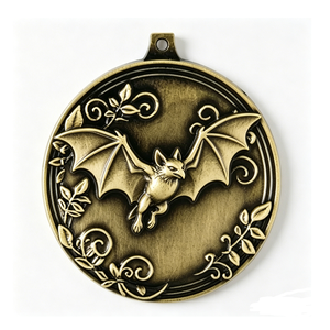 Médaille circulaire en laiton avec motif de chauve-souris, plaquée or, thème animal en relief, décoration d'Halloween - Product Image 3