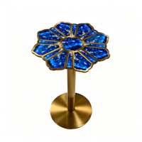 Table d'appoint de luxe en résine époxy bleue en forme de flocon de neige, avec cadre en acier inoxydable brossé doré, pour la décoration de hôtels, villas et salons.