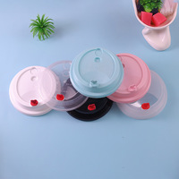 Tapa superior abatible de plástico desechable gruesa de 90mm, tapas de taza moldeadas por inyección de corazón rojo en forma de asta sin derrames para té con leche fría
