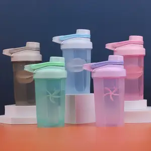 जिम के लिए शीर्ष गुणवत्ता वाला प्लास्टिक कप मिल्क पाउडर एम्बर शेकर बोतल जिम कप