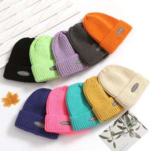 <span class=keywords><strong>Bonnet</strong></span> en <span class=keywords><strong>tricot</strong></span> acrylique uni de haute qualité en gros, logo brodé personnalisé, <span class=keywords><strong>bonnet</strong></span> chaud d'hiver brodé au crochet pour hommes et femmes - Product Image 2