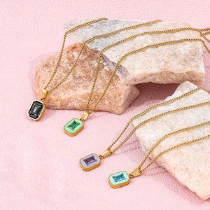 Collier pendentif rectangulaire en zircon coloré plaqué or 18 carats Joolim Jewelry, chaîne corb, bijoux en acier inoxydable, vente en gros - Product Image 4