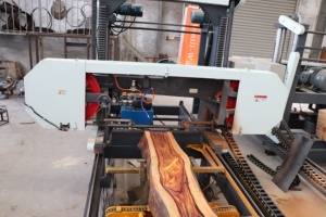 Scierie à ruban horizontale automatique hydraulique, scierie à retournement de bois de type V pour diamètre de rondins de 700 mm, pour la coupe de bois massif - Product Image 5