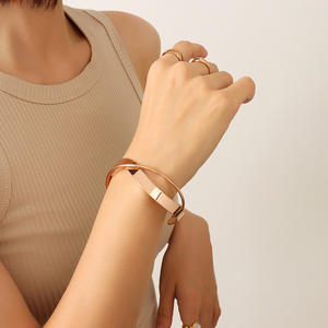 Brazalete cruzado de acero inoxidable chapado en oro de 18 quilates para mujer, joyería de moda, brazalete abierto - Product Image 4