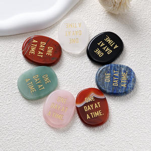 Piedra Semipreciosa de Ágata Natural Facetada Ovalada de 8mm Tallada 'Un Día a la Vez' en Forma de Palma, Piedra Calmante y Curativa - Product Image 3