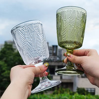 Handgeblazen geëmbosseerde kristallen groene transparante vaatwasmachinebestendige hoogvoetige gefacetteerde kelk met aangepast logo voor rode wijn, likeur en bar.