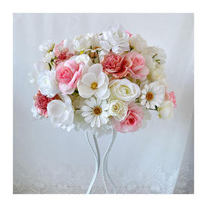Centro de Mesa Personalizable con Hermosas Rosas Rosadas Artificiales y Bolas de Flores de Magnolia Blancas para Decoraciones de Boda - Product Image 5