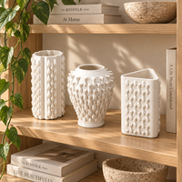 Vase en céramique Art Déco imprimé en 3D avec texture inspirée des écailles et surface sculpturale, décoration d'intérieur écologique faite à la main