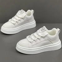 Chaussures de marche décontractées et tendance pour hommes 2026, style skate, blanches, respirantes, à semelle épaisse et rehaussante