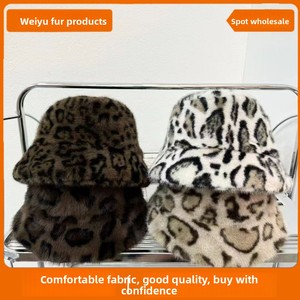 Nouveau chapeau de pêcheur en fausse fourrure pelucheuse à imprimé léopard de style coréen haut de gamme pour femmes, chaud, rétro, unique et tendance, chapeau décontracté - Product Image 1