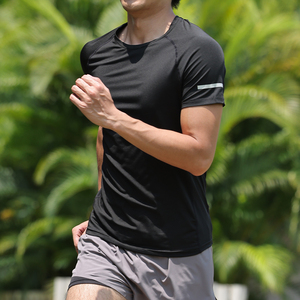 เสื้อยืดออกกำลังกายผู้ชาย คอกลม ผ้าโพลีเอสเตอร์ล้วน ดีไซน์เรียบง่าย ยืดหยุ่น เหมาะสำหรับวิ่งและฟิตเนส - Product Image 1