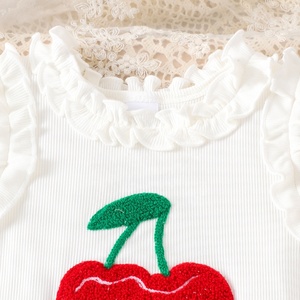 Abbigliamento estivo per bambina, completo due pezzi con top senza maniche con stampa ciliegie e volant e pantaloncini in denim a balze. - Product Image 2