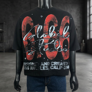 เสื้อยืดแขนสั้นสีดำพิมพ์ลายตัวอักษรสีแดงสำหรับผู้ชาย Global 900 สไตล์สตรีท คอกลม ทรงปกติ ผ้าเจอร์ซีย์คอตตอน - Product Image 1