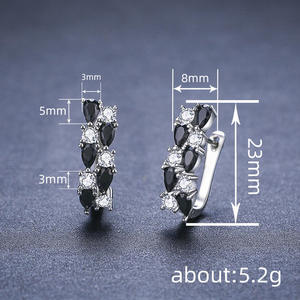 Elegantes Pendientes Huggie Chapados en Oro Blanco con Circonita Negra y Circonita Redonda con Engaste de Garra para Mujer, Joyería de Fiesta, Estilo Moderno - Product Image 5